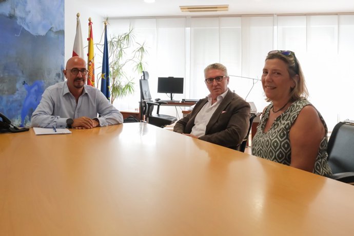 El consejero de Salud, César Pascual, recibe al presidente y gerente de la AECC Cantabria, Pedro Prada y a Celia García Horta