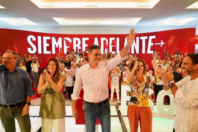 Mitin del PSOE en Málaga para abrir el curso político, con la presencia, de izquierda a derecha, de Juan Espadas, Mari Nieves Ramírez, Pedro Sánchez, María Jesús Montero y Daniel Pérez.