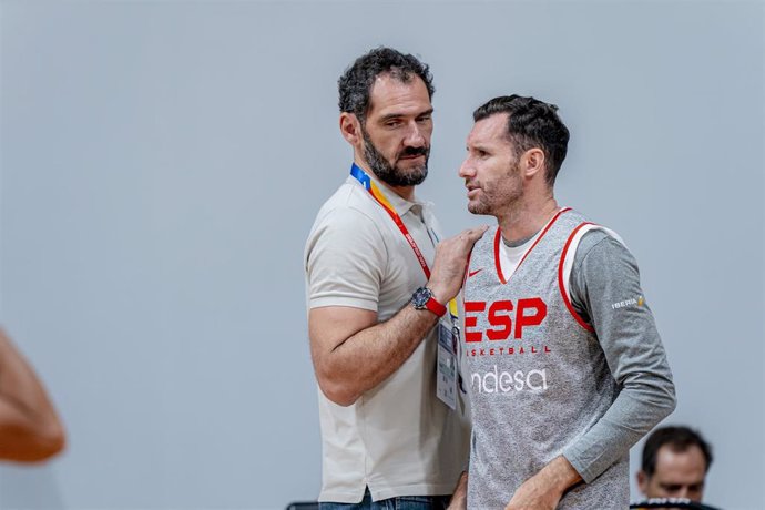 Rudy Fernández junto a Jorge Garbajosa, presidente de FIBA Europa, durante un entrenamiento de la selección española en el Mundial