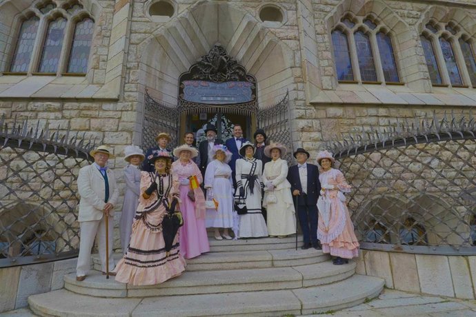 José María Viejo, director de FUNDOS y Raúl Fernández, director de Museo Casa Botines Gaudí con representantes de ANEM y de la Recreación Histórica del Norte.
