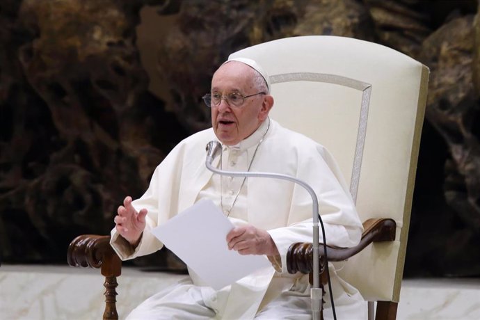 El Papa Francisco asiste a su audiencia general semanal en el Aula Pablo VI del Vaticano.