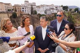 El consejero de Presidencia, Interior y Diálogo Social de la Junta de Andalucía, Antonio Sanz, atiende a los medios de comunicación durante la visita al municipio de Ronda.