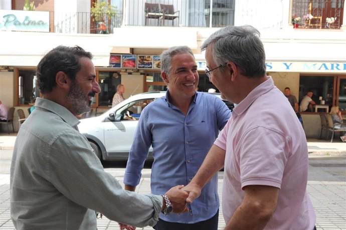 El coordinador general del PP, Elías Bendodo, junto al El secretario general del PP de Málaga y al alcalde de Estepona.