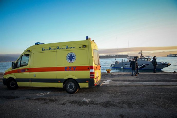 Archivo - Ambulancia en un puerto de Grecia
