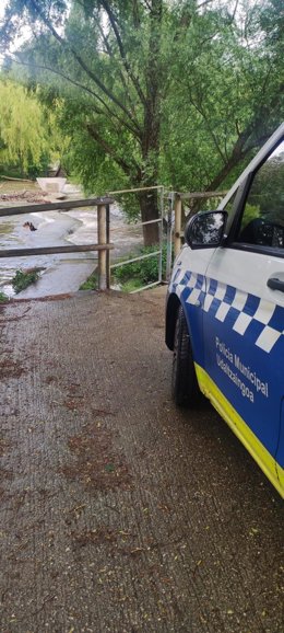 Una patrulla de Policía Municipal en las pasarelas del río Arga