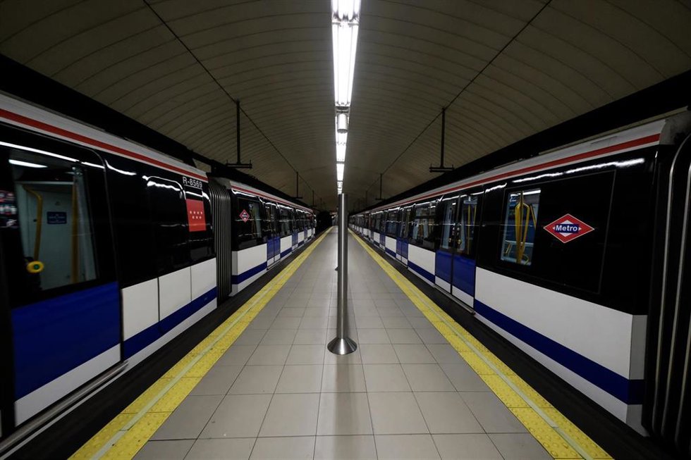Archivo - Dos trenes efectúan parada en una de las estaciones de Metro de Madrid.