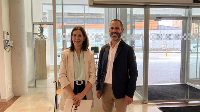 La concejala de Comercio y Hostelería; Movilidad; y Transporte Público de Siero, Patricia Antuña González; y el alcalde de Siero, Ángel García González