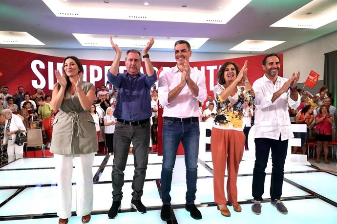 El presidente del Gobierno y secretario general del PSOE, Pedro Sánchez, en un acto de partido junto a la vicesecretaria general del PSOE y ministra de Hacienda en funciones, el secretario general del PSOE-A, y el secretario general del PSOE de Málaga.