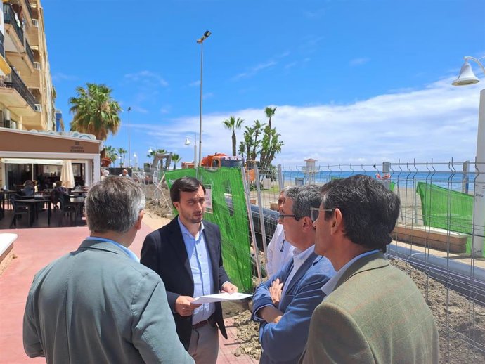 Archivo - El director general de Infraestructuras del Agua de la Junta de Andalucía, Álvaro Real, realiza una visita técnica a las obras de conexión del terciario de Rincón con el Plan Guaro (Foto de archivo).