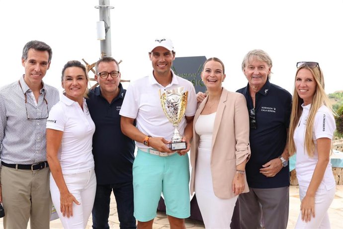 La presidenta del Govern, Marga Prohens, junto al tenista Rafa Nadal en la entrega de premios del XXXIII Torneo de Golf Robinson Classic