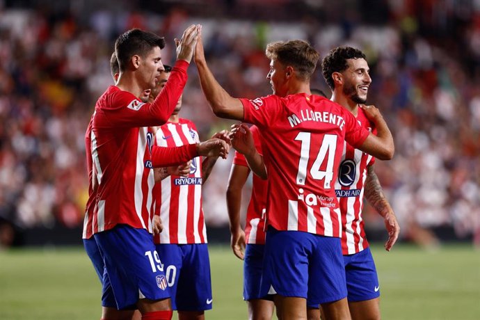 Los jugadores del Atlético de Madrid celebran uno de sus goles ante el Rayo Vallecano en LaLiga EA Sports 2023-2024