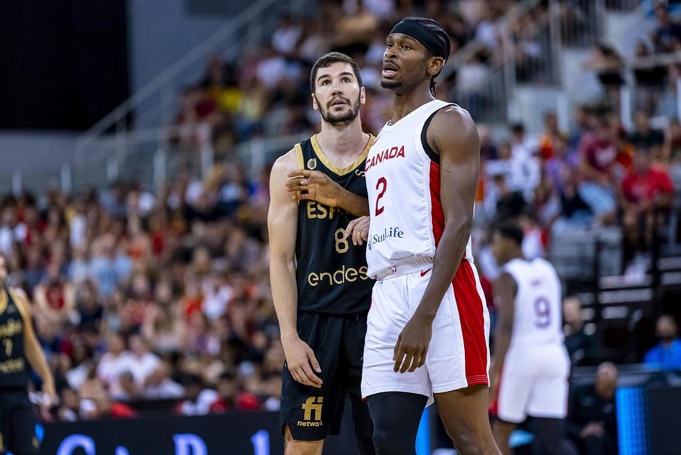 Darío Brizuela junto a Shai Gilgeous-Alexander durante el amistoso España-Canadá en Granada