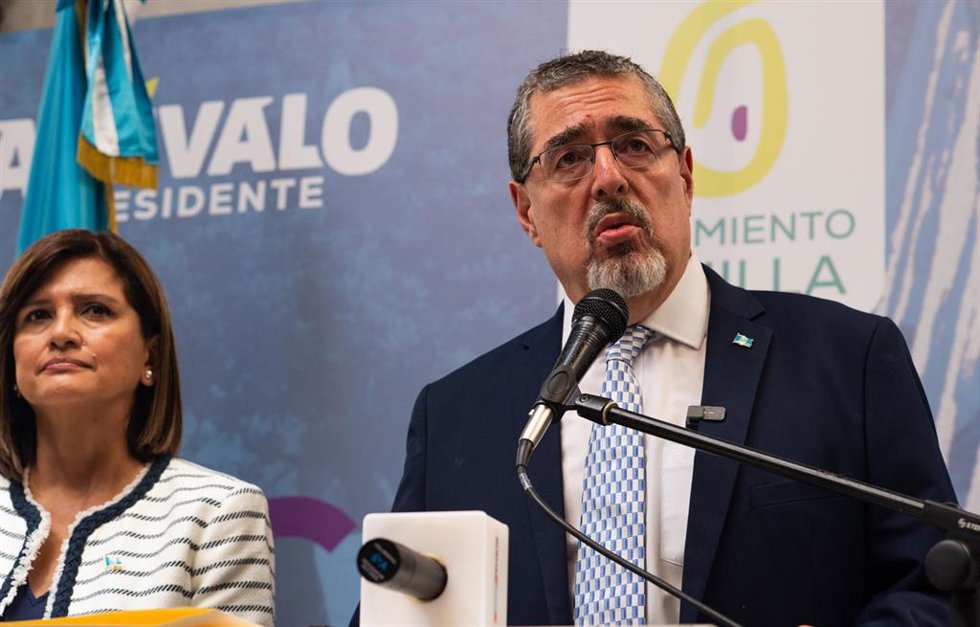 Bernardo Arévalo y Karin Herrera