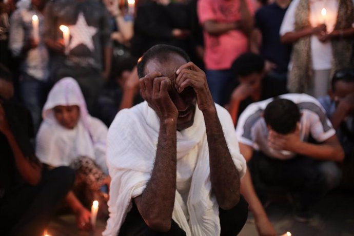 Archivo - Members of the Eritrean community in Israel light candles on October 21, 2015 in the Israeli city of Tel Aviv during a memorial ceremony for Eritrean asylum seeker Habtom Zarhum who died of his injuries after he was shot by an Israeli security g