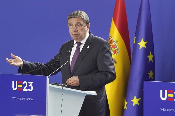 Archivo - El ministro de Agricultura, Pesca y Alimentación, Luis Planas