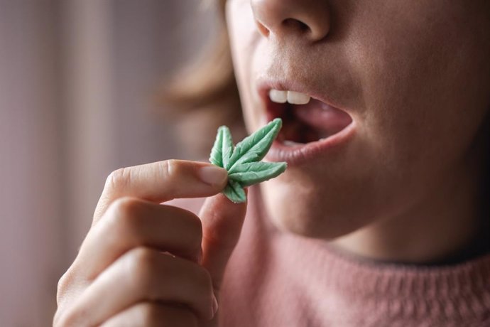 Mujer consumiendo medicamento a base de cannabis para tratar la ansiedad.