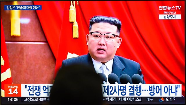 Archivo - January 1, 2023, Seoul, South Korea: A TV screen shows a footage of  North Korean leader Kim Jong-un during a news program at the Yongsan Railway Station in Seoul. North Korean leader Kim Jong-un stressed the need to ''exponentially'' increase t
