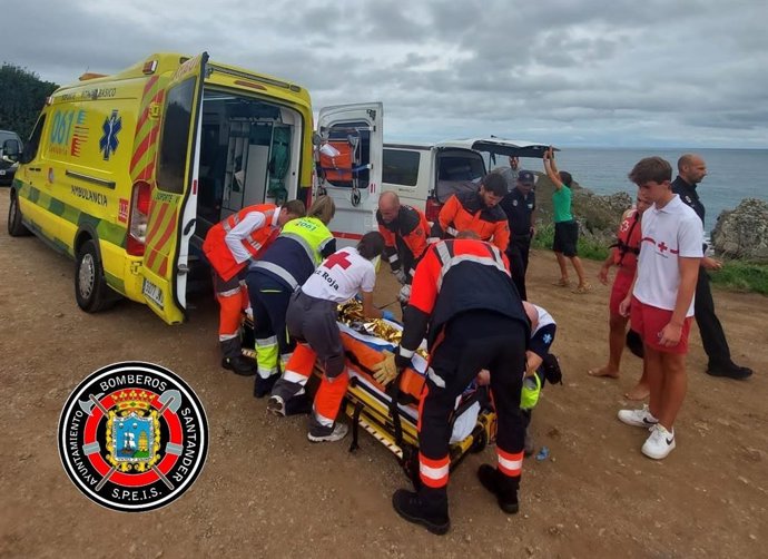Rescate a una persona caída en las rocas en Somocuevas