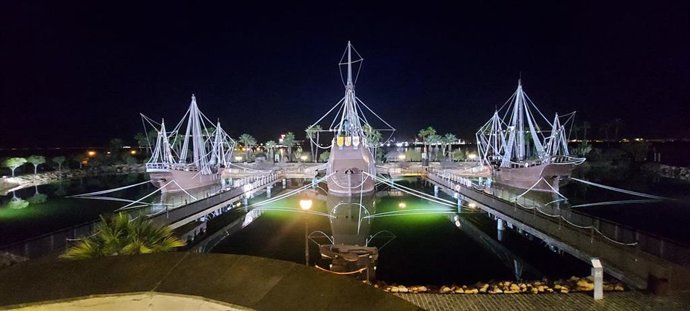 Archivo - Imagen del Muelle de las Carabelas de noche.