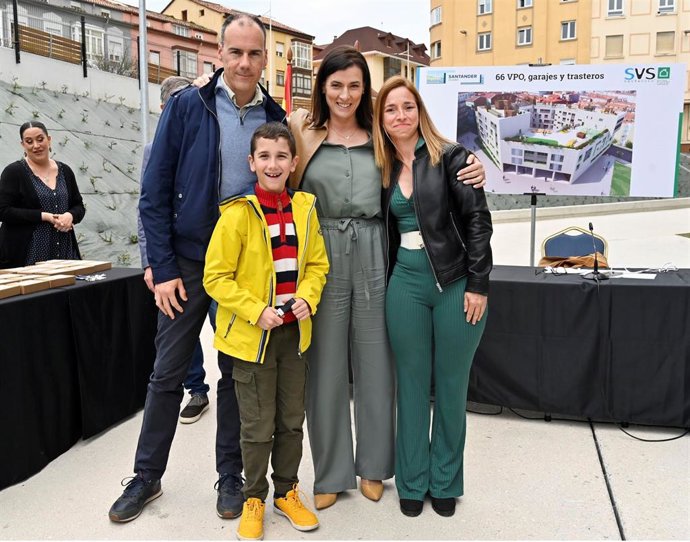 Imagen de archivo de la alcaldesa, Gema Igual, entregando las llaves de una VPO a una familia