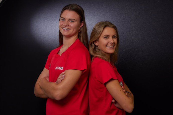 Las subcampeonas de Europa de voley playa, Tania Moreno (d) y Daniela Álvarez (i) posan para Europa Press tras una entrevista, a 30 de agosto de 2023, en Madrid (España). Las españolas han conseguido la medalla de plata contra las suizas Tanja Huberli y