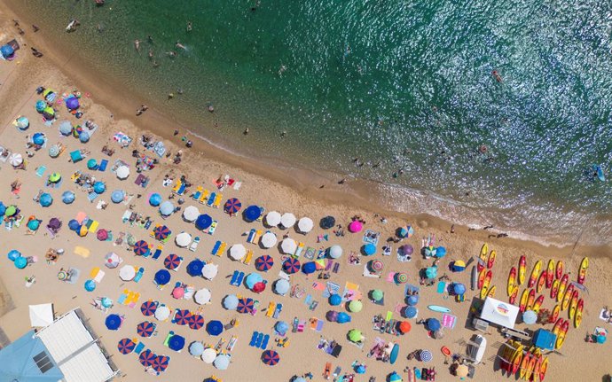 Archivo - Numerosas personas disfrutan de un día de playa en la Costa Brava, a 30 de julio de 2023, en Tossa de Mar, Girona, Cataluña (España).  