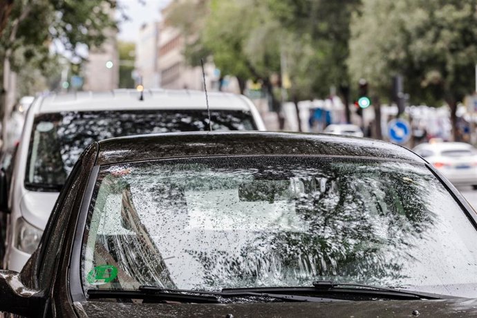 Un coche con la luna delantera mojada por la lluvia, a 2 de septiembre de 2023, en Madrid (España). 