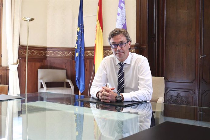 El vicepresidente y conseller de Economía, Hacienda e Innovación de Baleares, Antoni Costa, posa durante una entrevista para Europa Press, a 29 de agosto de 2023, en Palma de Mallorca, Mallorca (España).