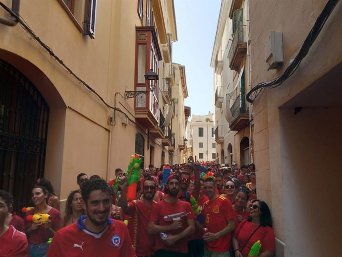 Archivo - Participantes de la batalla de agua entre Canamunt y Canavall.