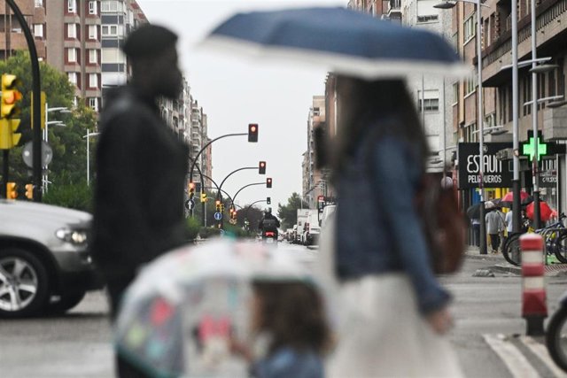 Varias personas caminan bajo la lluvia, a 2 de septiembre de 2023, en Zaragoza, Aragón (España). 