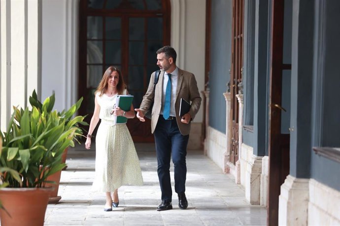 Archivo - La consejera de Fomento, Articulación del Territorio y Vivienda, Rocío Díaz, y el consejero y portavoz del Gobierno, Ramón Fernández Pacheco, en una imagen de archivo. 