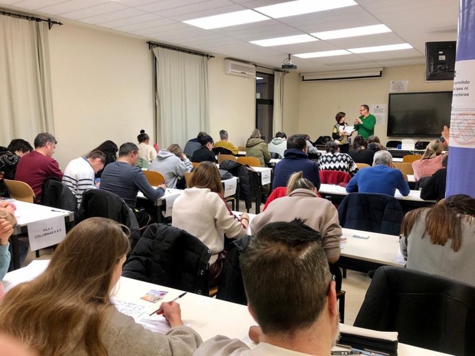 Alumnos de la UNED Tudela realizando un examen