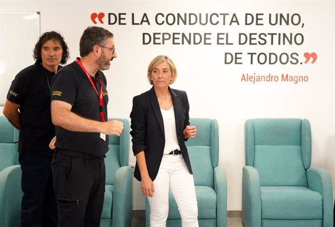 La consellera de Justicia e Interior de la Generalitat valenciana, Elisa Núñez, durante su visita a la base de Bomberos Forestales de la Vallesa para conocer al personal operativo, en el Polígono Font del Jarro, a 9 de agosto de 2023, en Paterna
