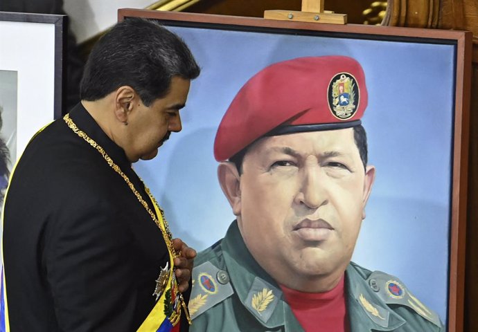 August 23, 2023: El presidente de Venezuela, NicolA??s Maduro, pasa junto a un retrato del difunto presidente Hugo ChA??vez mientras presenta su informe anual a la Asamblea Nacional en Caracas.