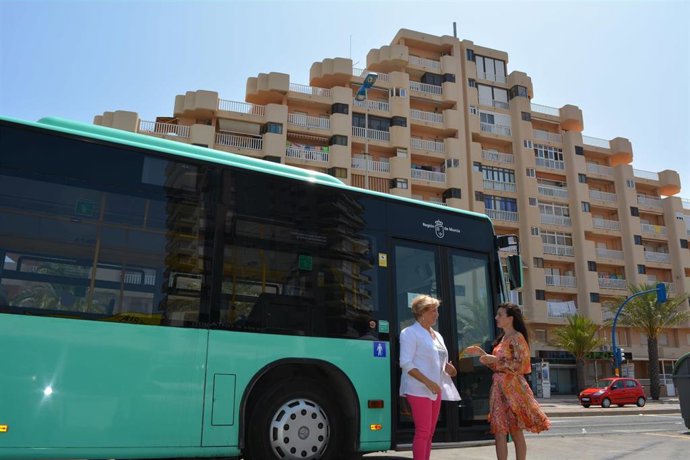 La directora general de Movilidad y Litoral, Marina Munuera, y la concejal de Participación Ciudadana del Ayuntamiento de Cartagena, Paqui Martínez, junto a uno de los autobuses de Movibus