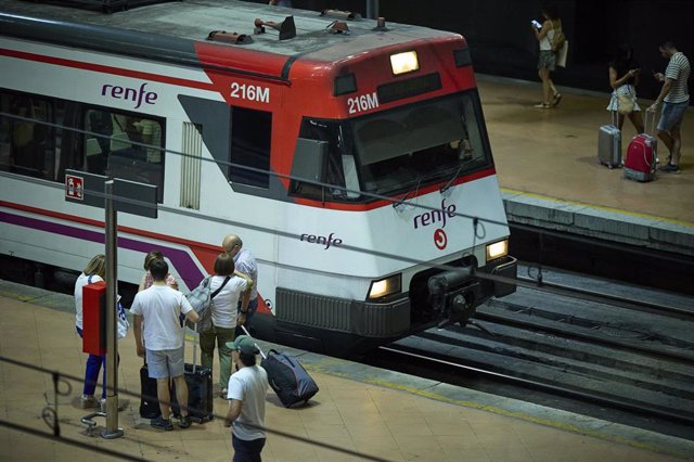 Varias personas con maletas en un andén de la estación de Atocha-Almudena Grandes, a 1 de septiembre de 2023, en Madrid (España).