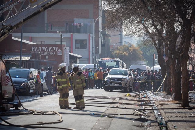 Desplegament dels serveis d'emergència després d'un incendi en un edifici de Johannesburg