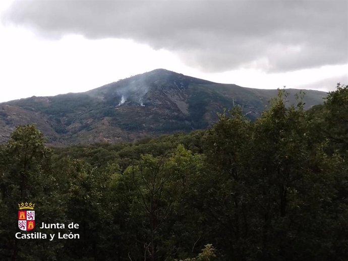 Imagen del  incendio de Nava del Barco (Ávila), este domingo a las 11.40 horas