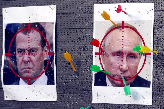 Archivo - Dianes installades a Odessa amb la imatge de Vladímir Putin i Dmitri Medvédev