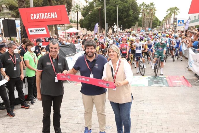 El presidente de la Región de Murcia, Fernando López Miras, junto a la alcaldesa de Cartagena, Noelia Arroyo y el director de la Vuelta Javier Guillén