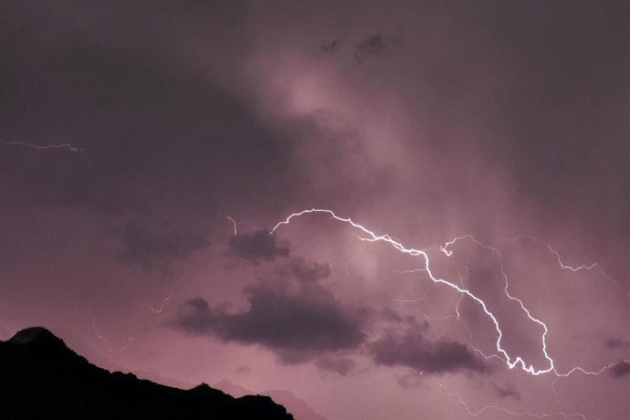 Archivo - Tormenta eléctrica en Srinagar en junio de 2023