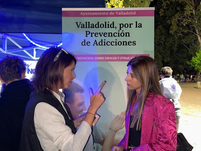 La concejala de Juventud del Ayuntamiento de Valladolid, Carolina del Bosque, visita la 'Young Zone' de Las Moreras