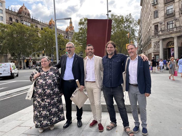 Archivo - Collocació de la placa d'homenatge a Carme Junyent al Monument al llibre de Brossa