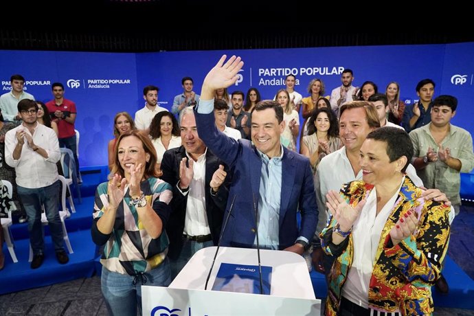 El líder del PP-A y presidente de la Junta, Juanma Moreno (3i); coordinador general del PP, Elías Bendodo (2i); la presidenta del PP de Málaga, Patricia Navarro (1i);  la alcaldesa de Torremolinos, Margarita del Cid (1d).