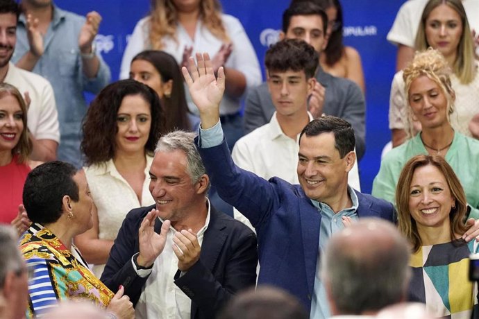 El líder del PP-A y presidente de la Junta, Juanma Moreno (2d); el coordinador general del PP, Elías Bendodo (2i); la presidenta del PP provincial de Málaga, Patricia Navarro (1d), y  la alcaldesa de Torremolinos, Margarita del Cid (1i), durante el acto