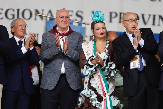 El alcalde de Valladolid, Jesús Julio Carnero, inaugurando este domingo la XL edición de la Feria de Folklore y Gastronomía