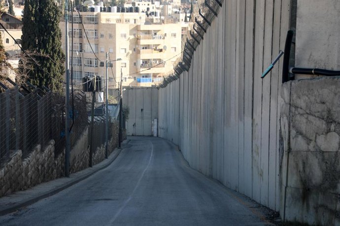 Archivo - March 8, 2020, Jerusalem, West Bank, Palestinian Territory: A picture shows a side of the Israeli separation wall arround Jerusalem in Jerusalem's Old city,on March 8, 2020. In June 2002, the Israeli cabinet decided to construct the separation