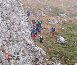 Rescatan a un hombre herido tras caer rodando por una pendiente en 'Las Tres Marías', en Casares (León)