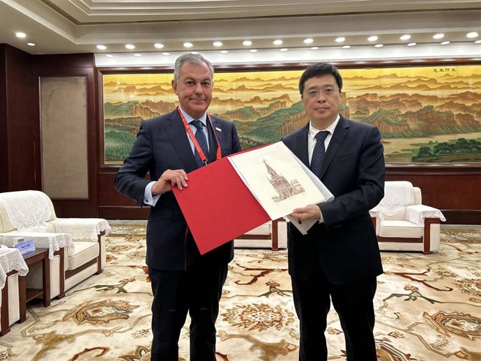 El alcalde de Sevilla, José Luis Sanz,  junto a su homólogo de Taiyuán, Zhang Xinwei