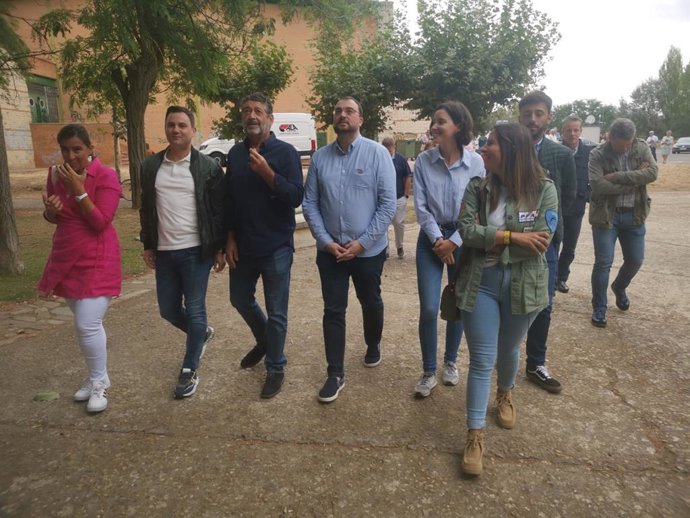 El secretario general de la FSA-PSOE y presidente del Principado, Adrián  Barbón, interviene en la Fiesta de la Rosa que organiza el PSOE de Sahagún